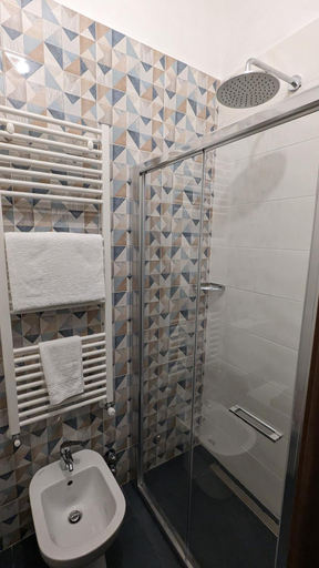 Bathroom 2, Hotel Ariston, Imperia