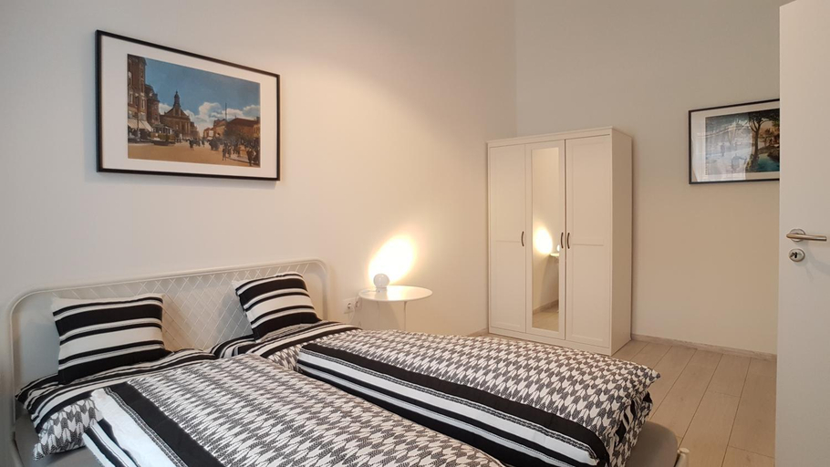 Others 5, Piacsek Apartmanhaz, Pécs