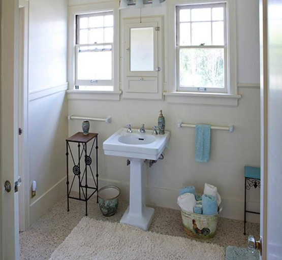 Bathroom, Hydrangea Inn, Humboldt
