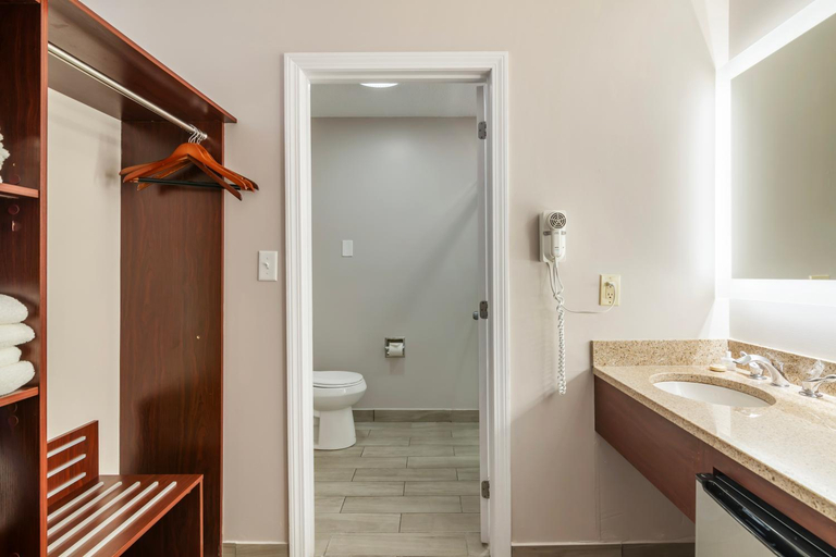 Bathroom 4, Ogunquit River Inn & Suites, York