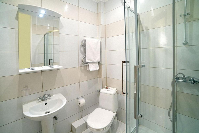 Bathroom 4, Апартаменти в Готелі в центрі Трускавця - 50 м до центрального бювету, Drohobyts'ka