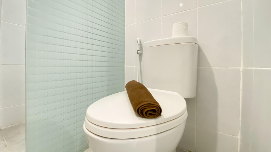 Bathroom 5, Simply 2BR Apartment at Tokyo Riverside PIK 2 By Travelio, Tangerang