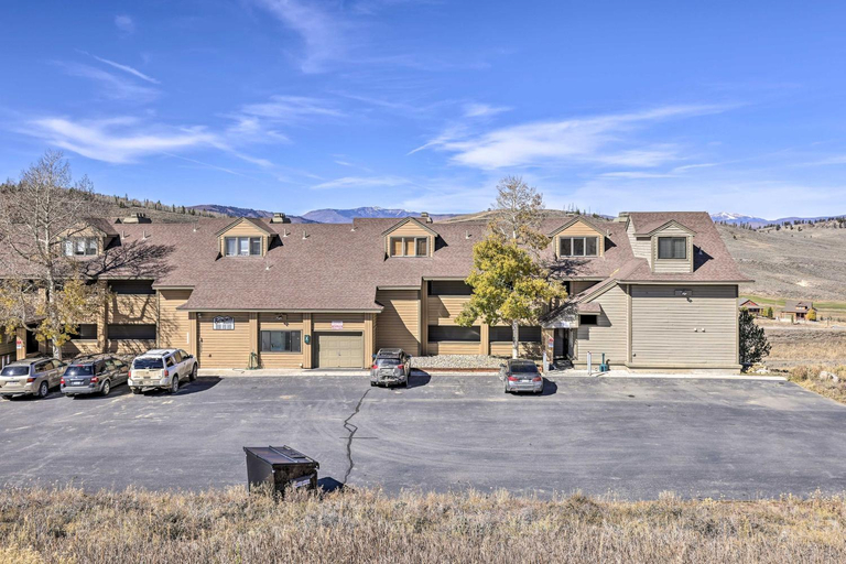 Ski-InandOut Granby Condo with Mtn Views and Balcony!, Grand