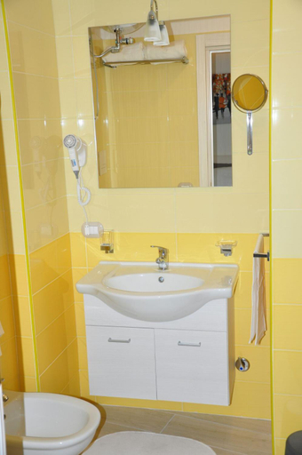 Bathroom 2, B&B Chiaia 216, Napoli