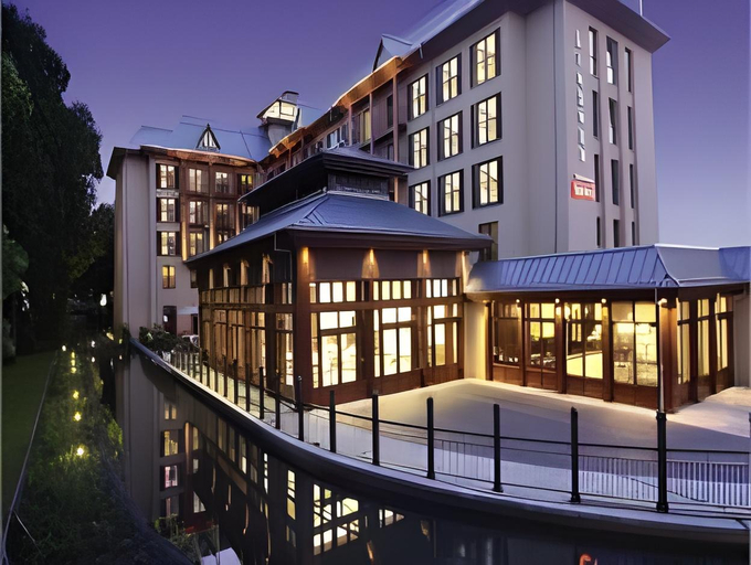 Exterior & Views