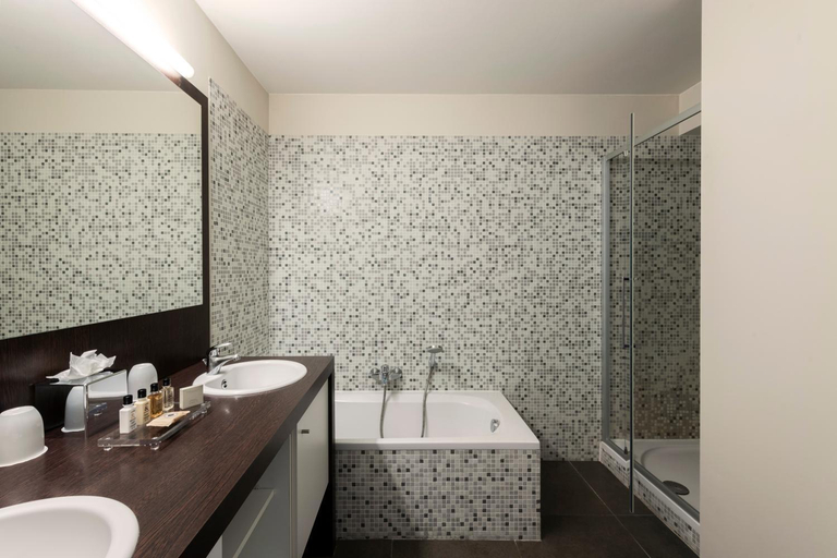 Bathroom 3, Dukes' Apartments Grand Place - by Dukes' Hotel Collection, West-Vlaanderen