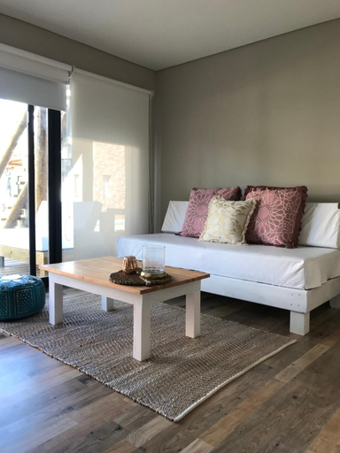 Others 5, LAS ESTENAS , casas del mar, Rocha