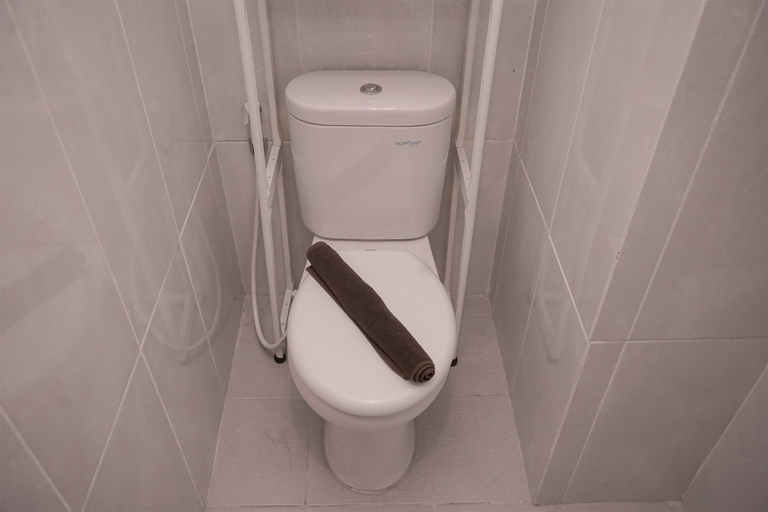 Bathroom 5, Cozy and Warm Studio at Serpong Garden Apartment By Travelio, Tangerang