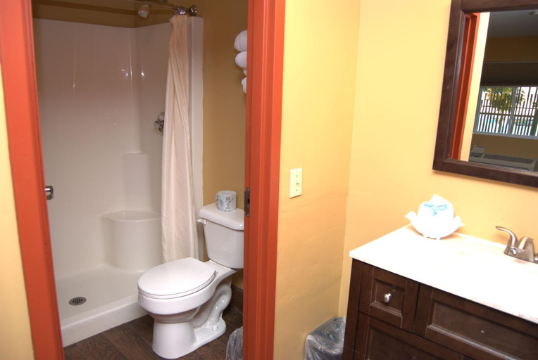 Bathroom 3, Commodore Resort, Ottawa