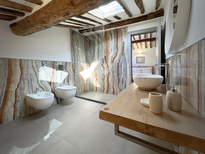 Bathroom 18