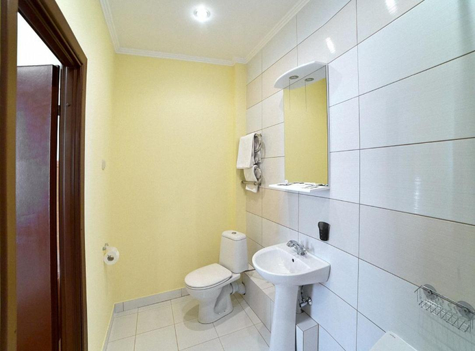 Bathroom 2, Апартаменти в Готелі в центрі Трускавця - 50 м до центрального бювету, Drohobyts'ka