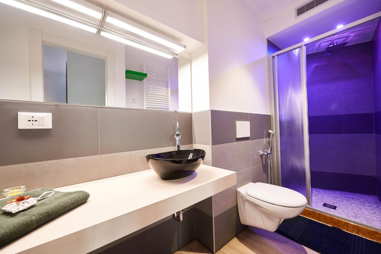 Bathroom, Mala Silex Apartments, Verona