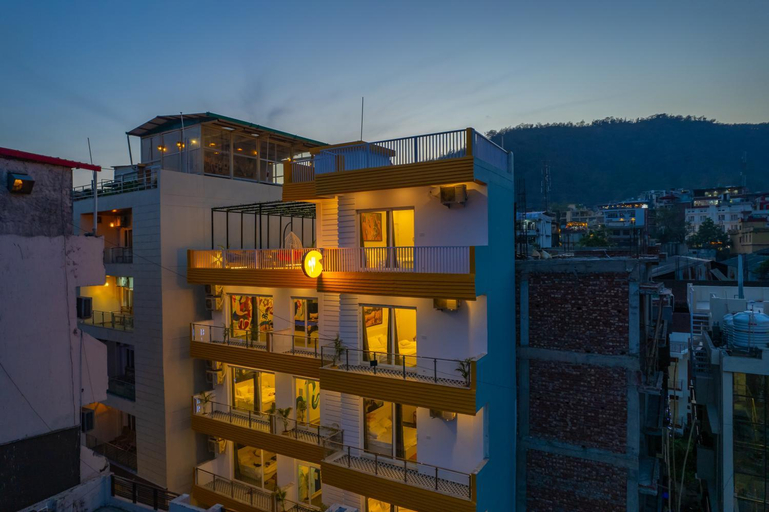 Exterior & Views