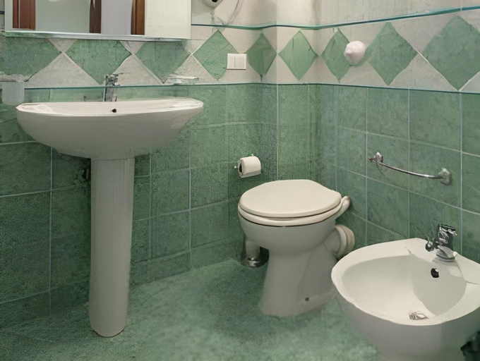 Bathroom 3, Renda Apartments, Trapani