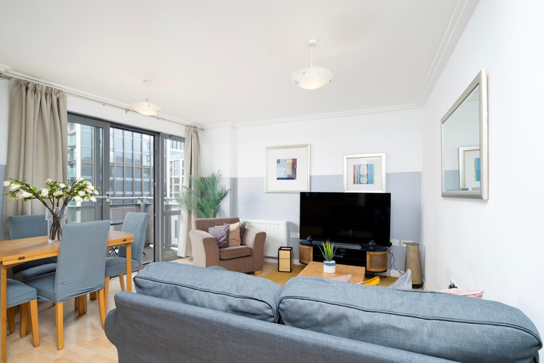 Others 4, Cosy Flat right opp tube station, London
