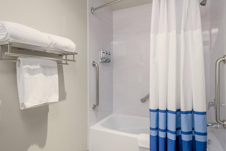 Bathroom 4, Wood River Inn & Suite, Blaine