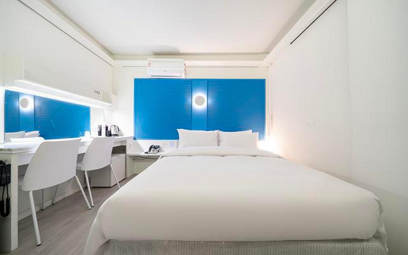 Bedroom 4, Sinchon Good Time, Seodaemun