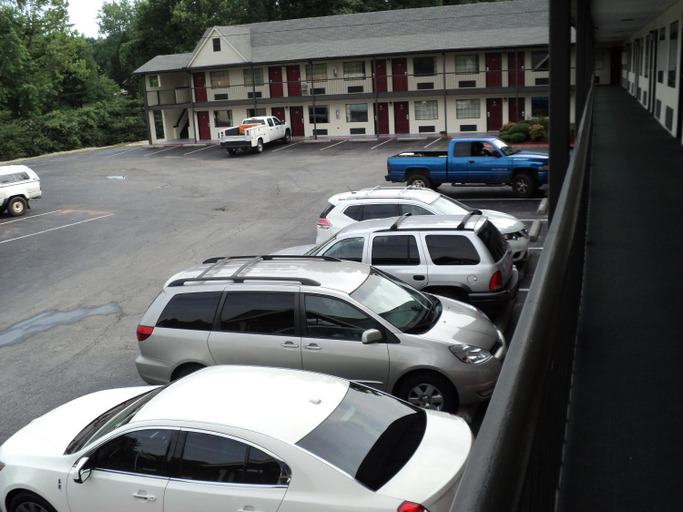 Others 5, Knights Inn Cleveland, White