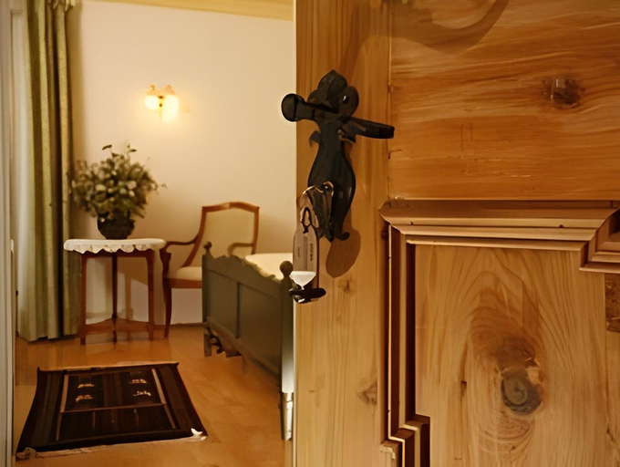 Bedroom, Hotel Girlanerhof, Bolzano
