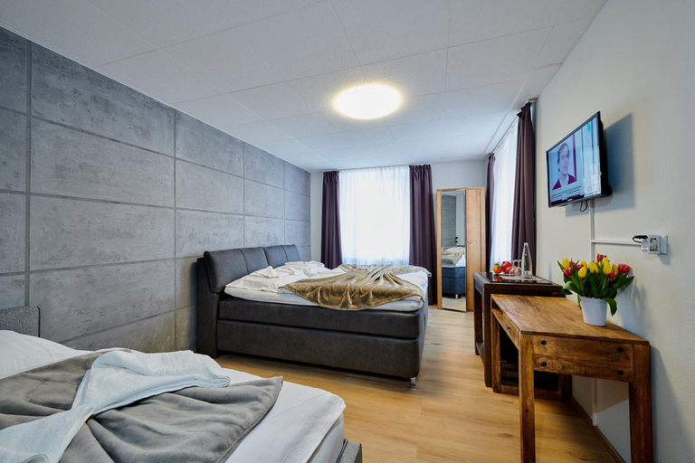 Others 4, Hotel Giamas, Straubing
