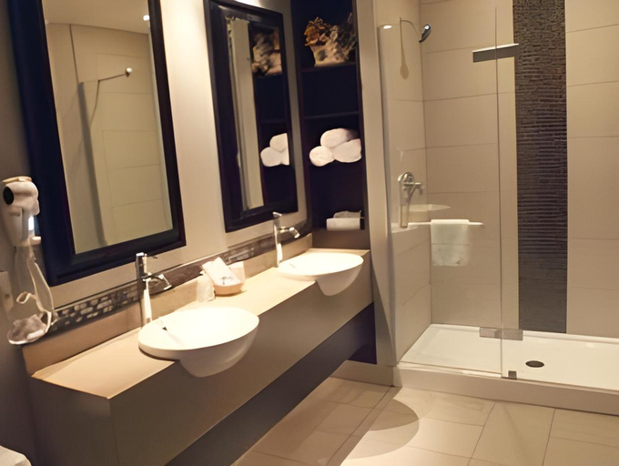 Bathroom 2, Hotel & Suites Monte-Cristo, Communauté-Urbaine-de-Québec