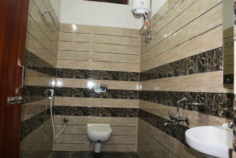 Bathroom 3, Hotel Yubraj, Puri