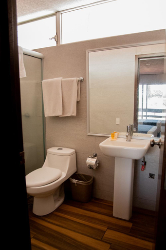 Bathroom 4, Portonovo Plaza Expo, Zapopan