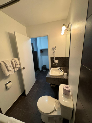 Bathroom 4, River Inn, Division No. 14