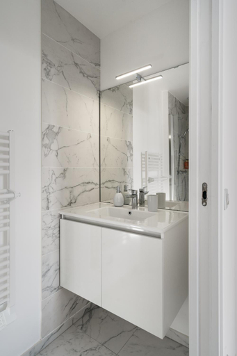 Bathroom 1, Residence Clichy - Dagobert, Hauts-de-Seine