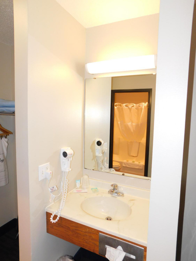 Bathroom 4, Northwoods Best Inn - Chetek, Barron
