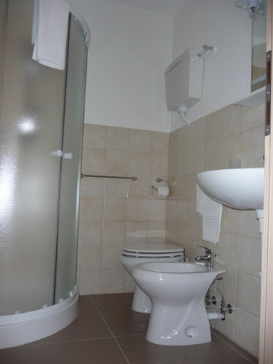Bathroom 13