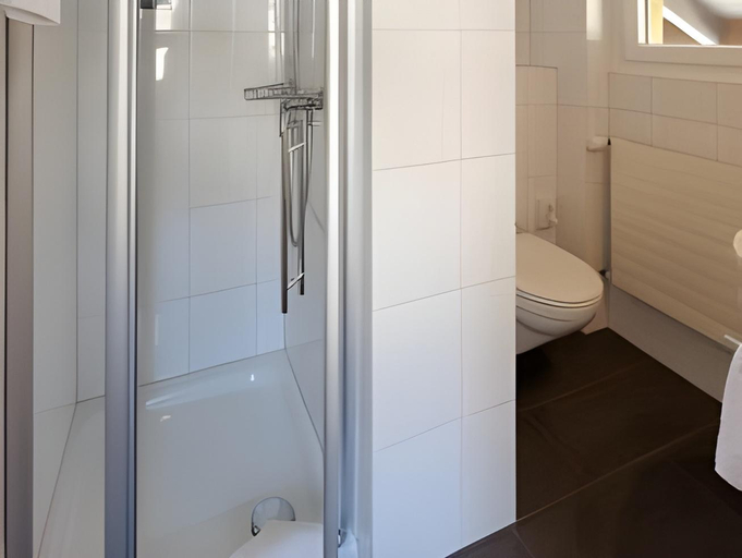 Bathroom 4, Family Hotel Desiree, Visp