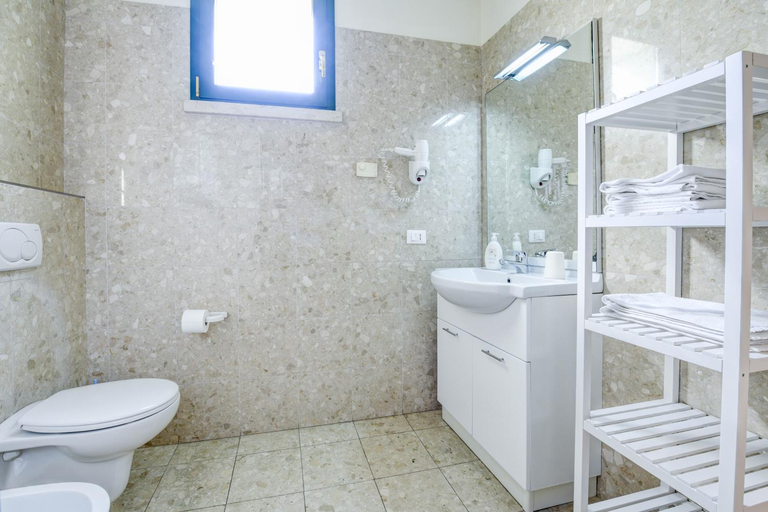 Bathroom 2, La Forgia Apartments, Verona