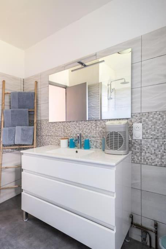 Bathroom, VILLA KAPETANAKIS, Gard