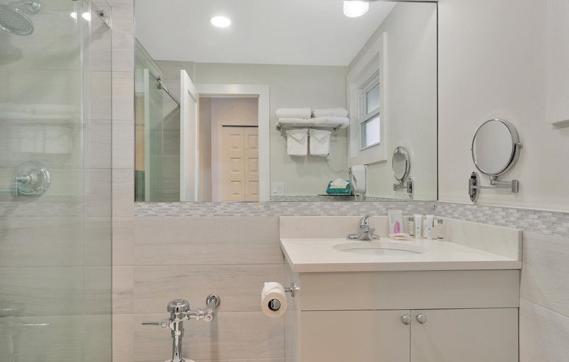 Bathroom 4, East Hampton House Resort, Suffolk