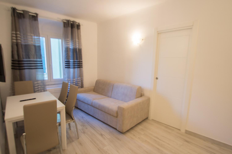 Others 4, Relais al mare, Savona