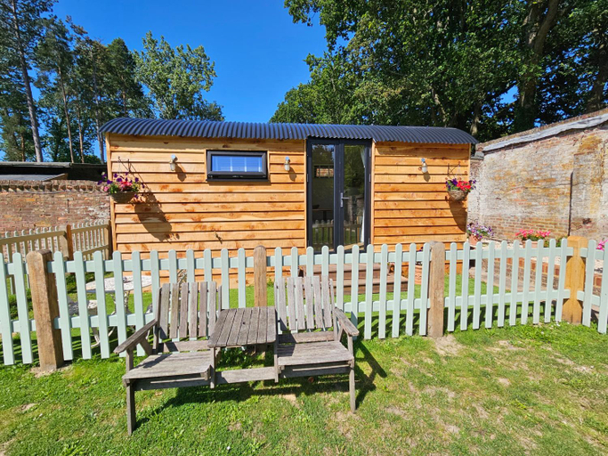 Others 2, Gatwick Hideaway Hut, Surrey