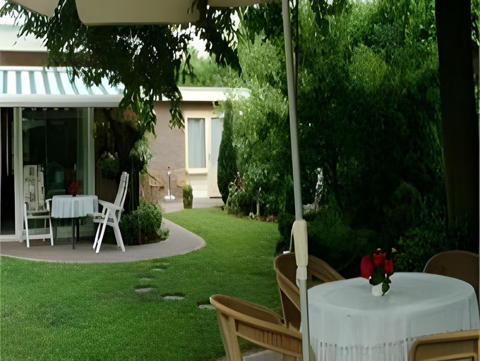 Others 5, Motel Koolen, Grave