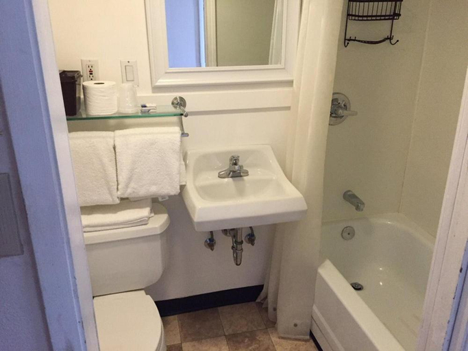 Bathroom, Valley Hotel & 24/7 Open Cafe, Matanuska-Susitna