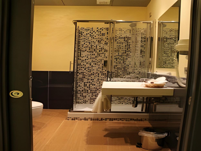 Bathroom 4, Monti First, Roma