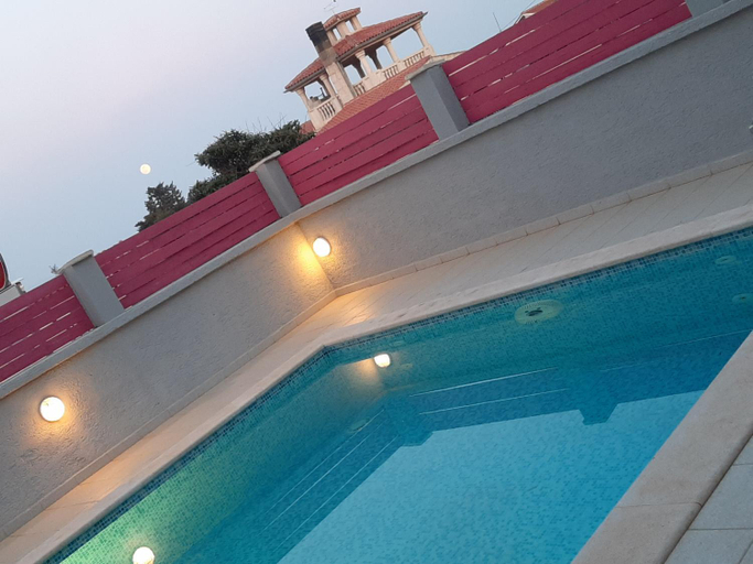 Others 5, Helles Doppelzimmer mit Bad, Terrasse und Pool, seperater Eingang, Liznjan, Istrien, Ližnjan