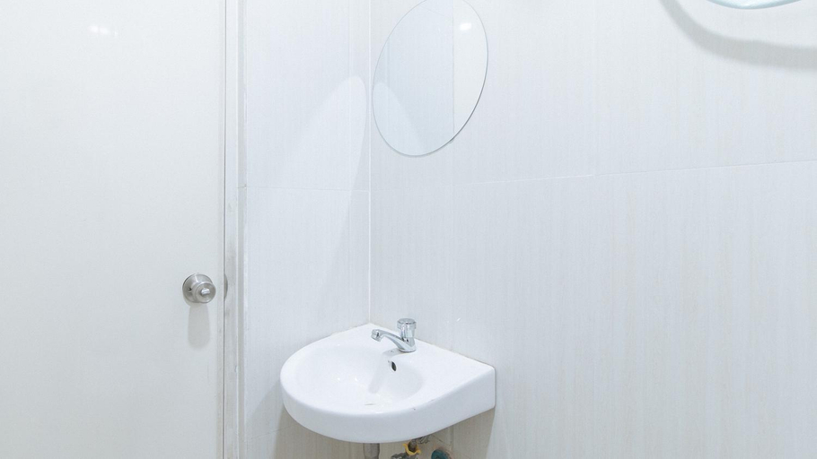 Bathroom 5, RedDoorz @ Aerial Hotel Los Baños, Los Baños