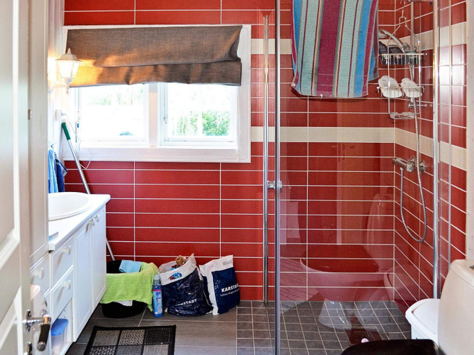 Bathroom 3, person holiday home in LAUPSTAD, Hadsel