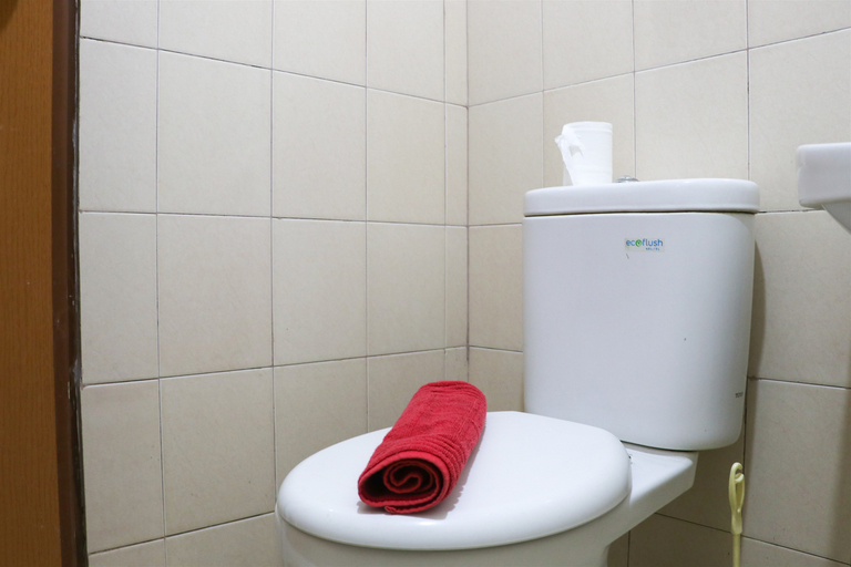 Bathroom 5, Functional 2BR at Tifolia Apartment By Travelio, Jakarta Timur