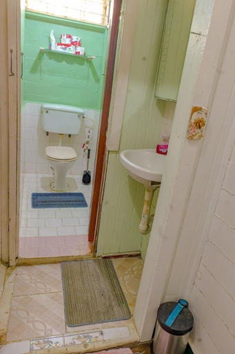 Bathroom 1, SMITH'S HOMESTAY, City of Georgetown