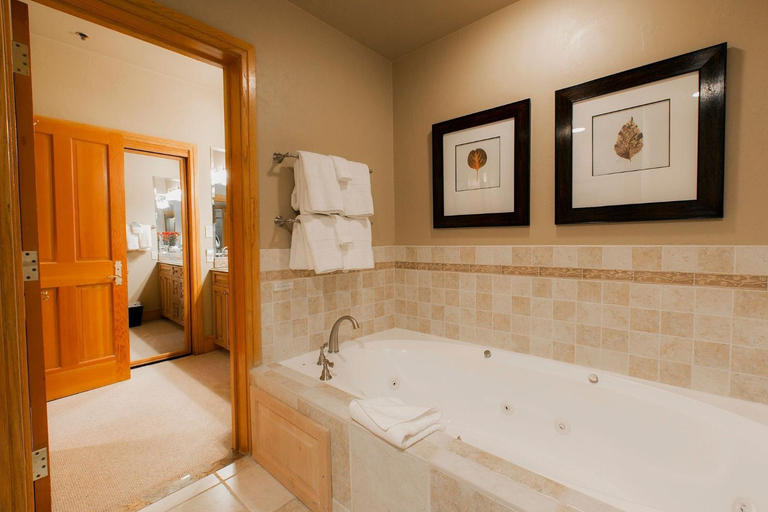 Bathroom 4, Deluxe King Room with Hot Tub Hotel Room, Summit