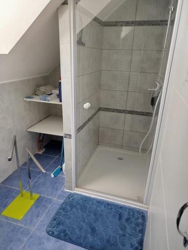 Others 3, Chambre jaune dans maison avec parking, Haute-Savoie