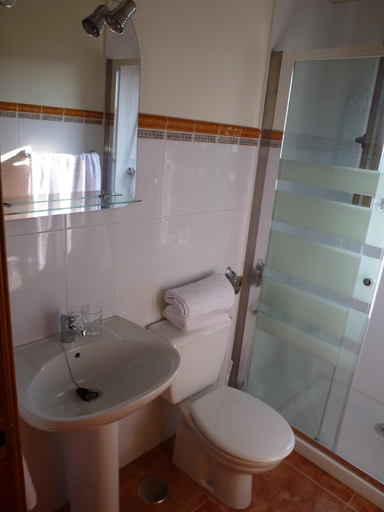 Bathroom 3, Apartamentos La Fuente de Enmedio, Cantabria