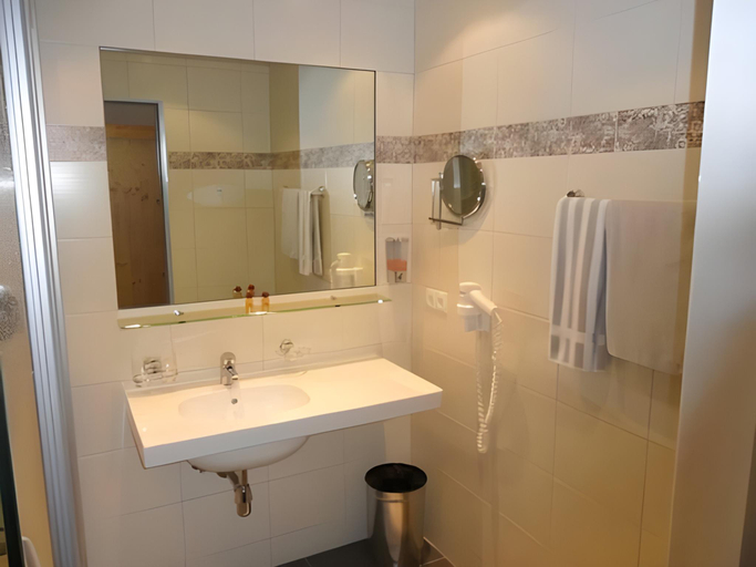 Bathroom 3, Hotel Troschana, Landeck