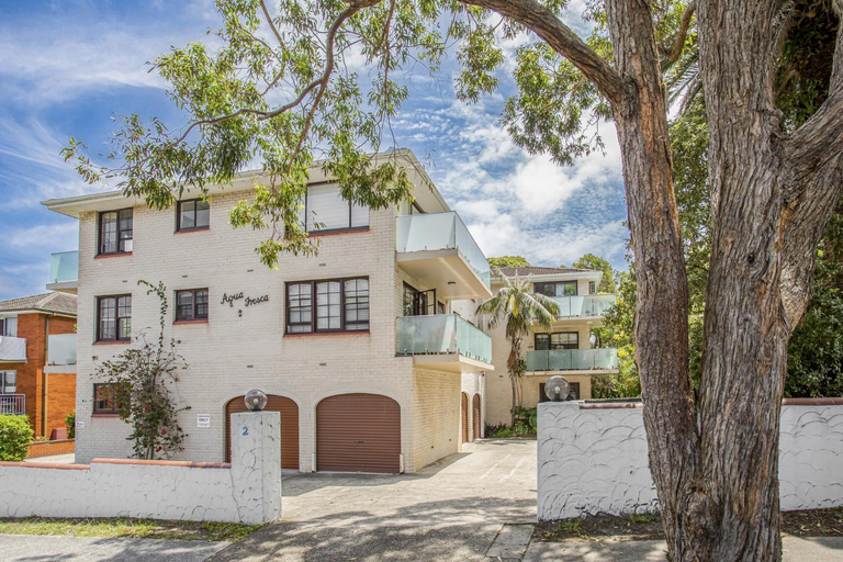 Modern, north-east facing, 2-bed apartment, Warringah